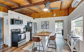 Lakefront Cottage In Secluded Cove